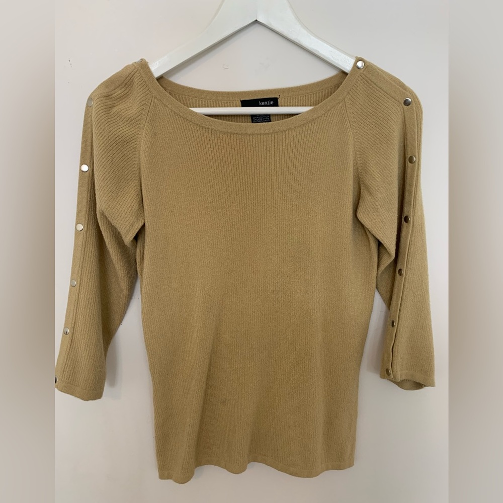 Kenzie snap buttons sweater SIZE MEDIUM